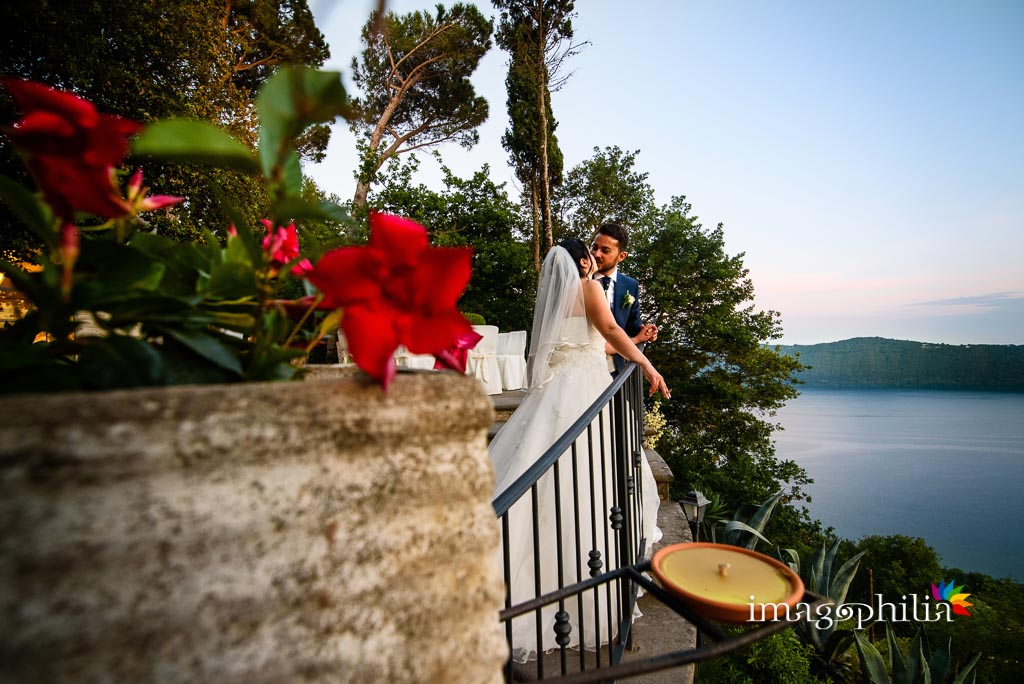 Gli sposi a Villa Pocci affacciati alla terrazza sul lago Albano