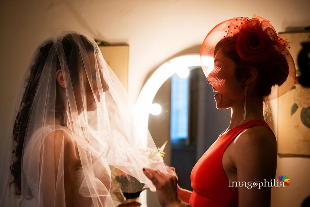 La sposa indossa il velo in una sala di Villa Senni a Grottaferrata