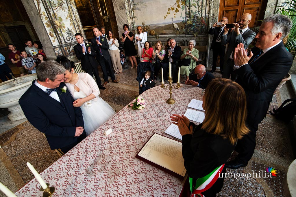 Applauso agli sposi durante il matrimonio civile bilingue a Palazzo Chigi, Ariccia
