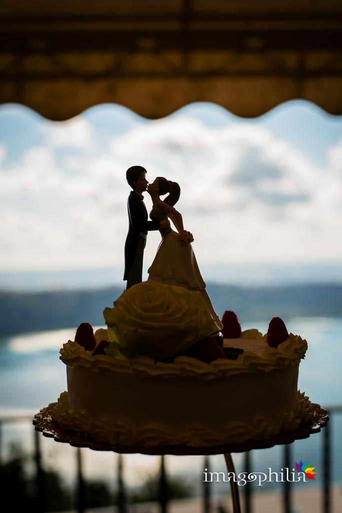 Dettaglio del cake topper al ricevimento di matrimonio a Punta San Michele, Rocca di Papa