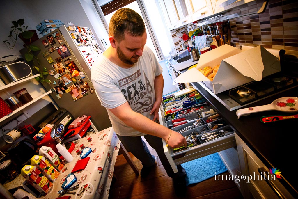 Lo sposo provvede alle colazioni prima della sua preparazione Lo sposo provvede alle colazioni prima della sua preparazione