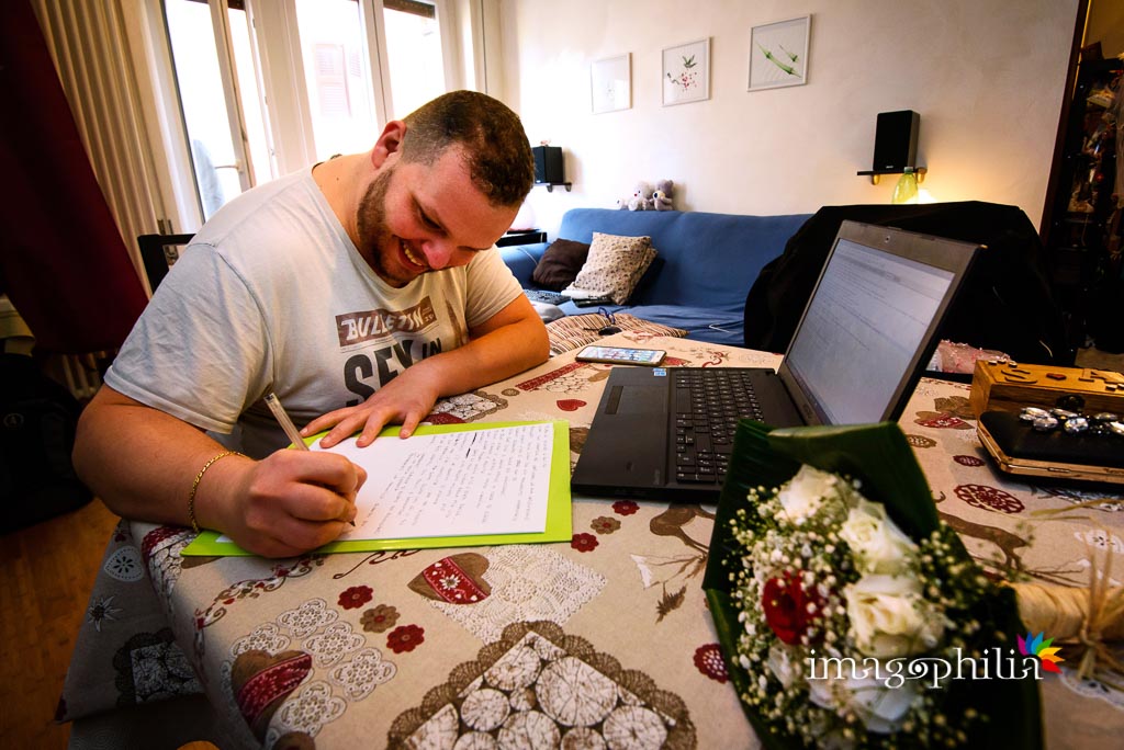 Lo sposo scrive la sua promessa di matrimonio Lo sposo scrive la sua promessa di matrimonio