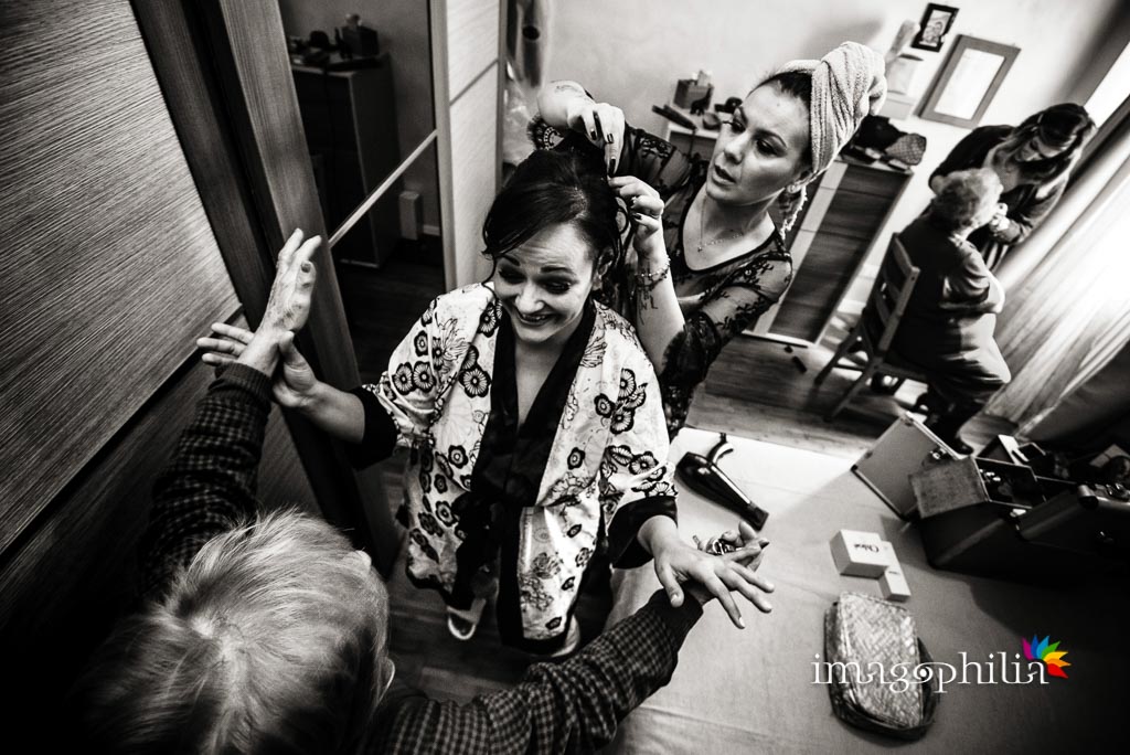 La sposa non trattiene abbracci nemmeno mentre la stanno acconciando La sposa non trattiene abbracci nemmeno mentre la stanno acconciando