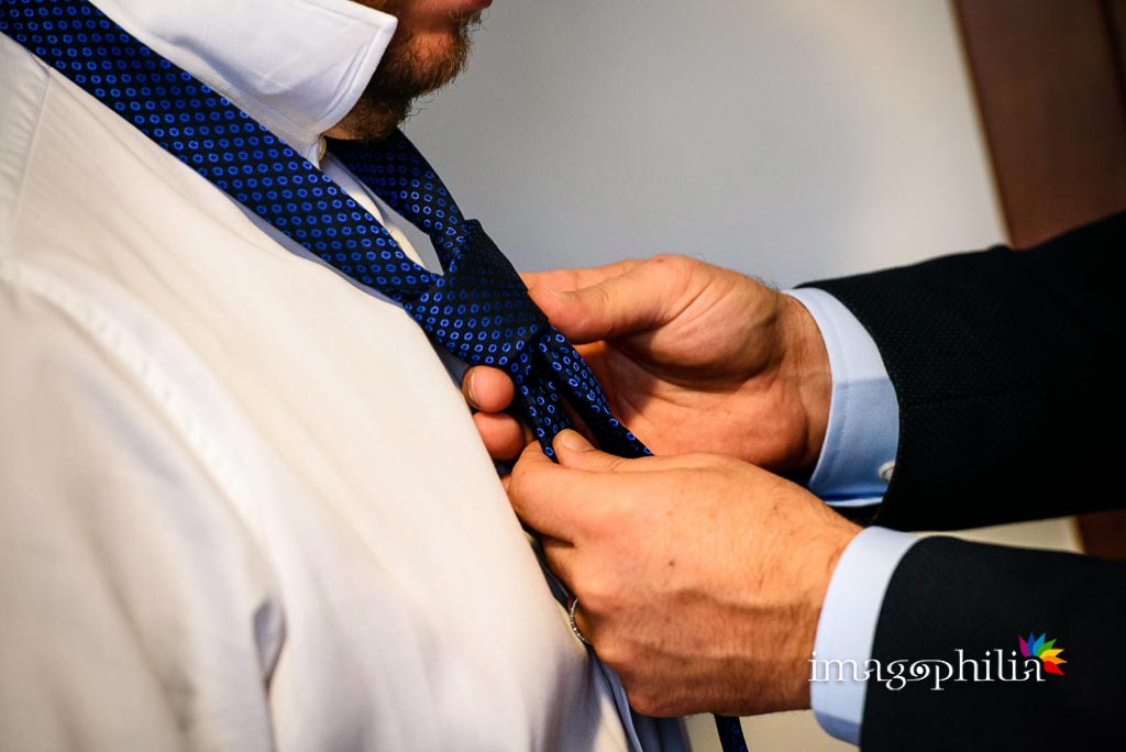Il fratello sistema la cravatta allo sposo Il fratello sistema la cravatta allo sposo