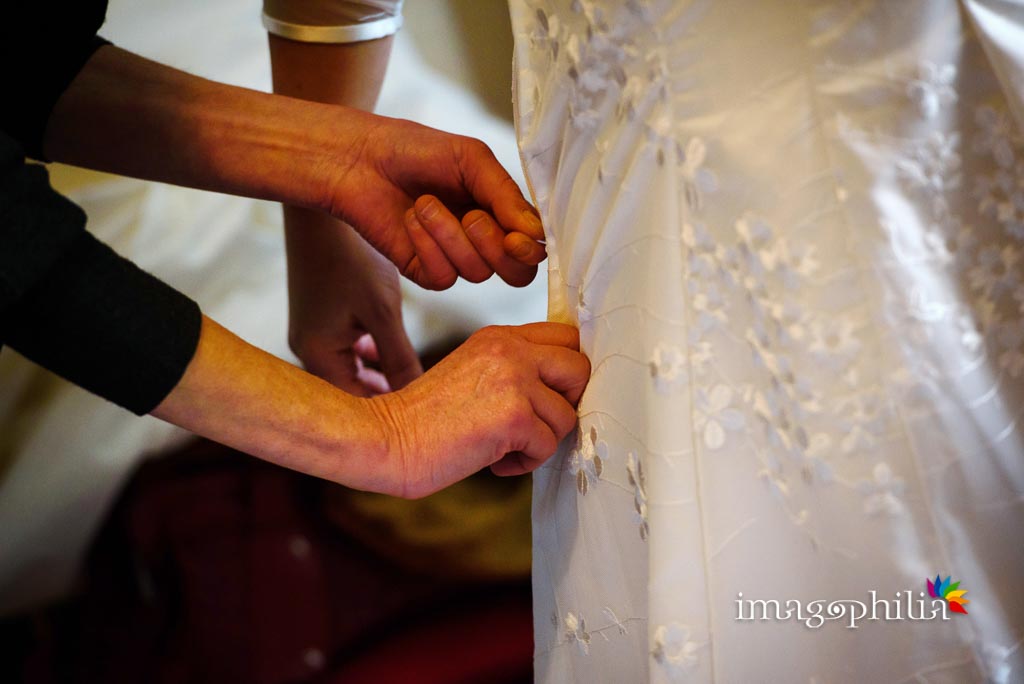 Dettaglio dell'allacciatura dell'abito da sposa Dettaglio dell'allacciatura dell'abito da sposa