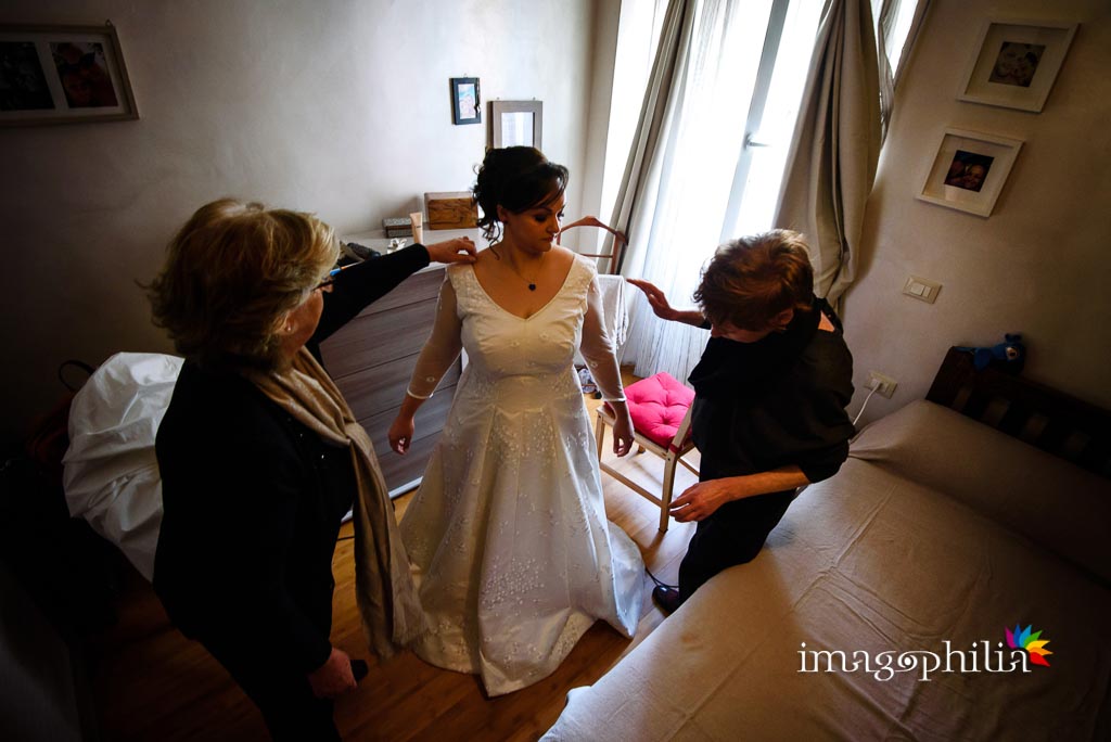 Ultimi ritocchi all'abito nuziale Ultimi ritocchi all'abito nuziale