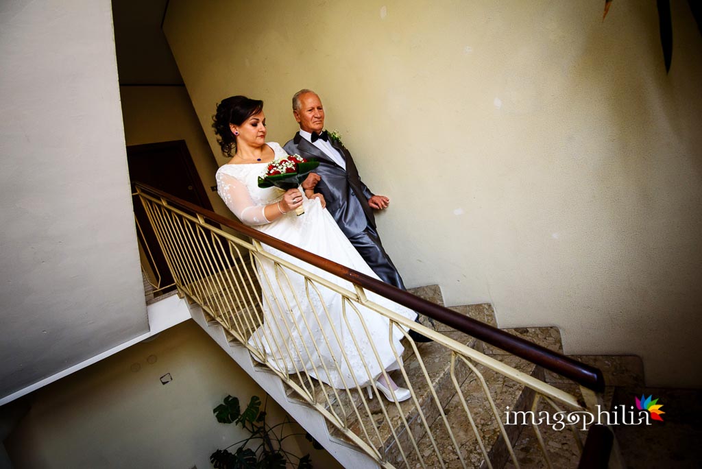 La sposa esce da casa accompagnata dal papà La sposa esce da casa accompagnata dal papà