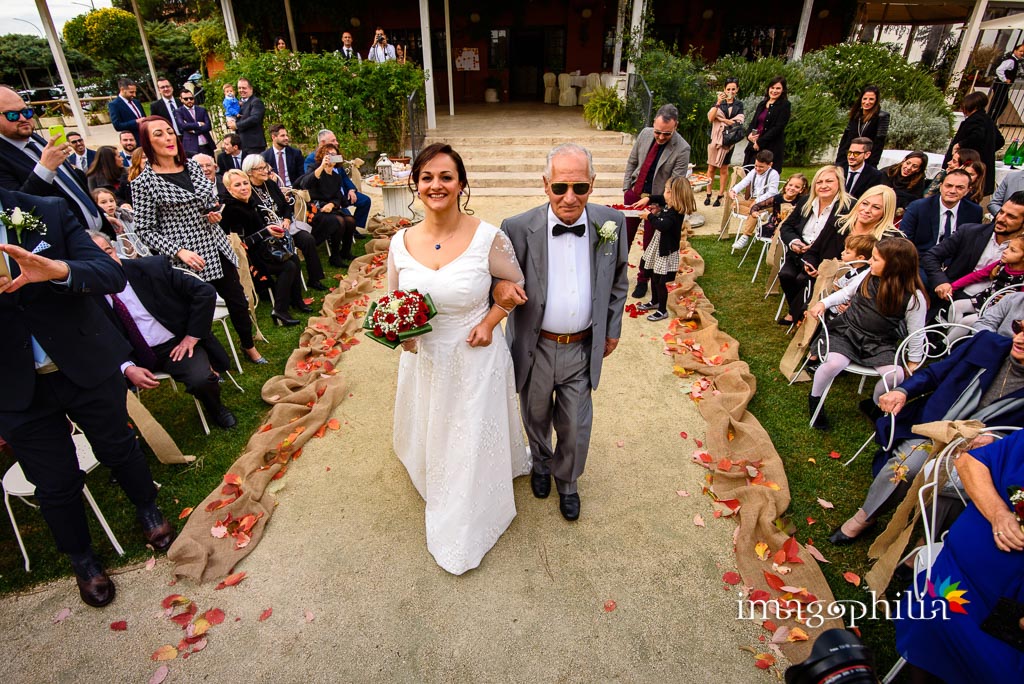 Ingresso della sposa accompagnata dal papà durante il matrimonio al New Green Hill di Roma Ingresso della sposa accompagnata dal papà durante il matrimonio al New Green Hill di Roma