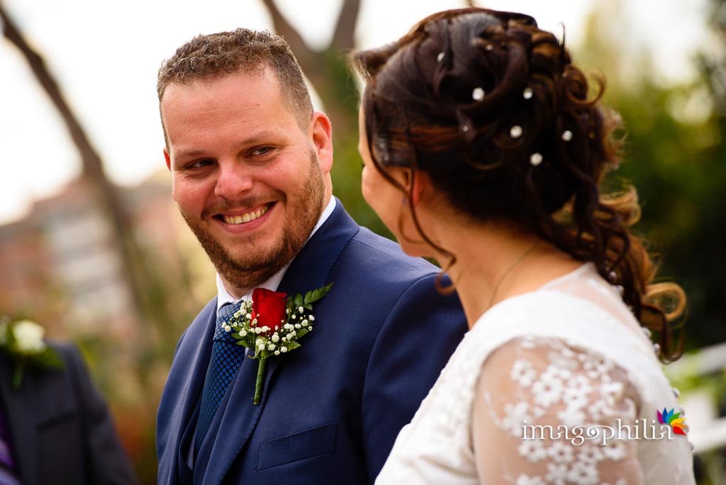 Sguardo dello sposo durante il matrimonio al New Green Hill di Roma Sguardo dello sposo durante il matrimonio al New Green Hill di Roma