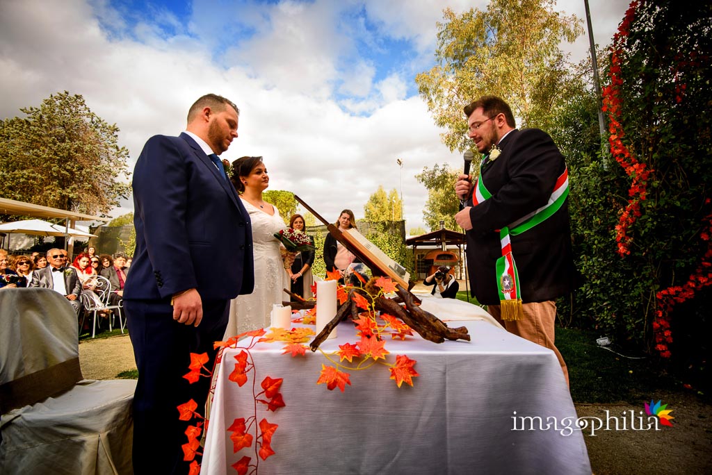 Gli sposi di fronte al celebrante durante il matrimonio al New Green Hill di Roma Gli sposi di fronte al celebrante durante il matrimonio al New Green Hill di Roma