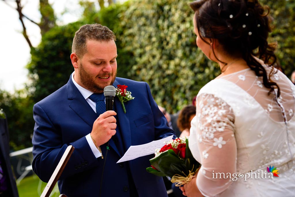 La promessa dello sposo durante il matrimonio al New Green Hill di Roma La promessa dello sposo durante il matrimonio al New Green Hill di Roma