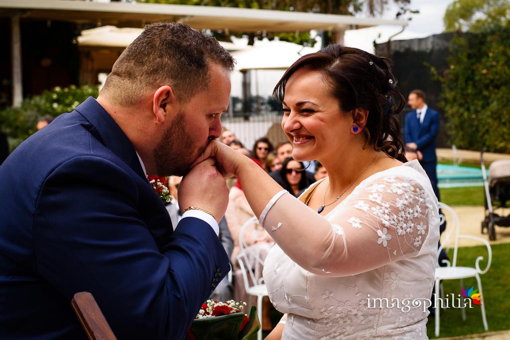 Baciamano dopo lo scambio delle fedi al matrimonio al New Green Hill di Roma Baciamano dopo lo scambio delle fedi al matrimonio al New Green Hill di Roma