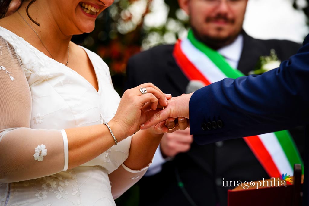 Scambio delle fedi nuziali durante il matrimonio al New Green Hill di Roma Scambio delle fedi nuziali durante il matrimonio al New Green Hill di Roma