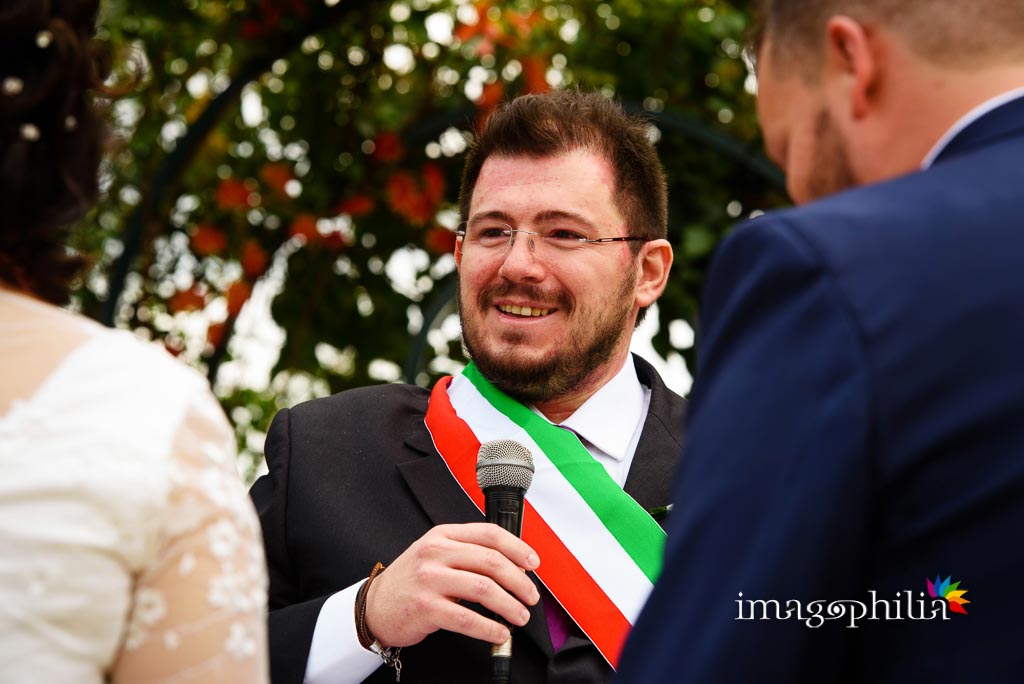 Il celebrante autorizza il bacio con la consueta formula durante il matrimonio al New Green Hill di Roma Il celebrante autorizza il bacio con la consueta formula durante il matrimonio al New Green Hill di Roma