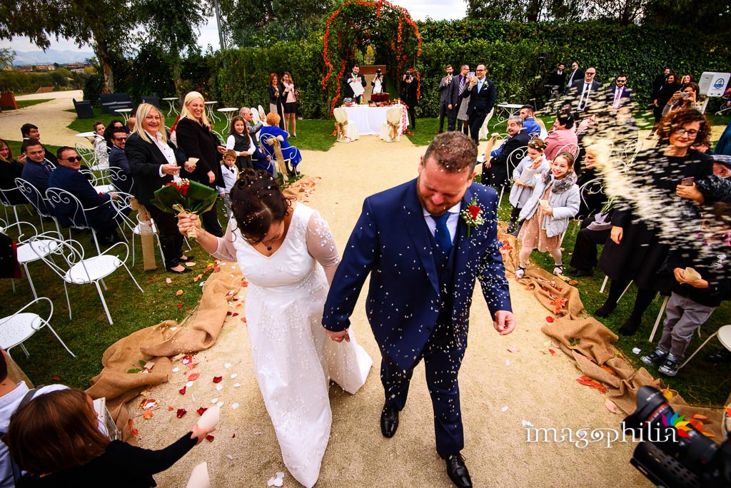 Lancio del riso sugli sposi al termine del matrimonio al New Green Hill di Roma Lancio del riso sugli sposi al termine del matrimonio al New Green Hill di Roma