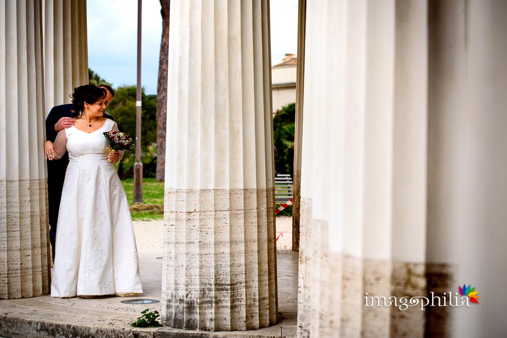 Momenti di intimità tra gli sposi a Villa Torlonia, Roma Momenti di intimità tra gli sposi a Villa Torlonia, Roma