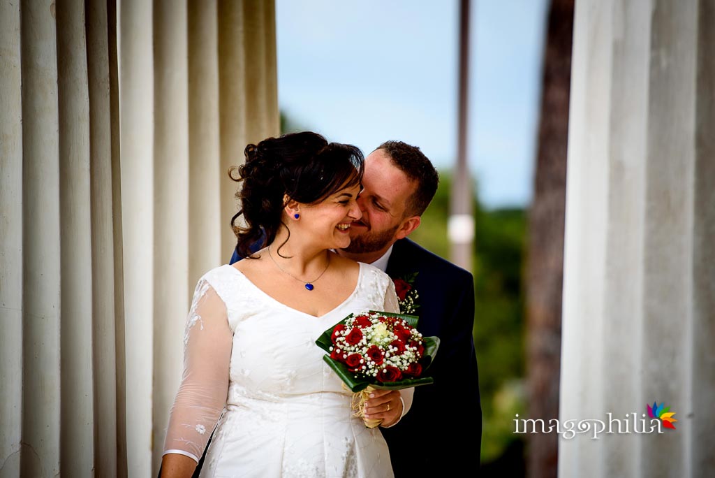 Momenti di intimità tra gli sposi a Villa Torlonia, Roma Momenti di intimità tra gli sposi a Villa Torlonia, Roma