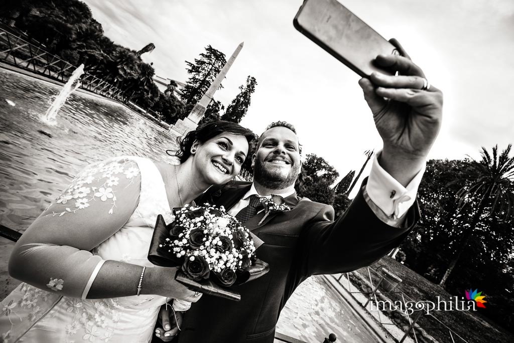 Selfie degli sposi a Villa Torlonia, Roma Selfie degli sposi a Villa Torlonia, Roma