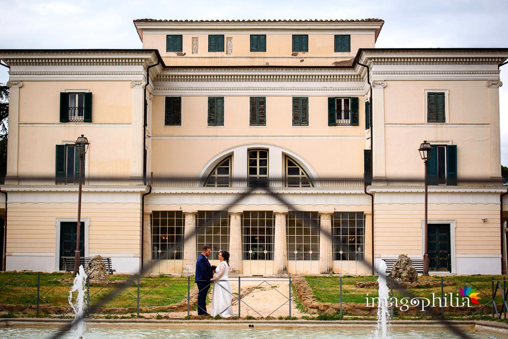 Gli sposi ritratti a Villa Torlonia dopo il matrimonio Gli sposi ritratti a Villa Torlonia dopo il matrimonio