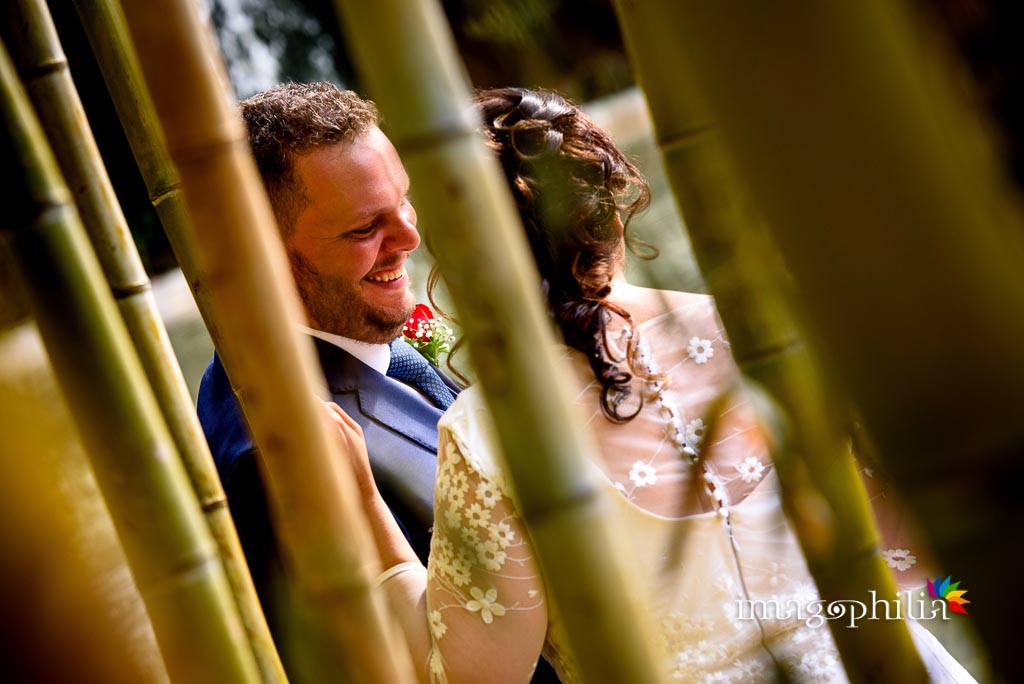 Momenti di intimità tra gli sposi a Villa Torlonia, Roma Momenti di intimità tra gli sposi a Villa Torlonia, Roma