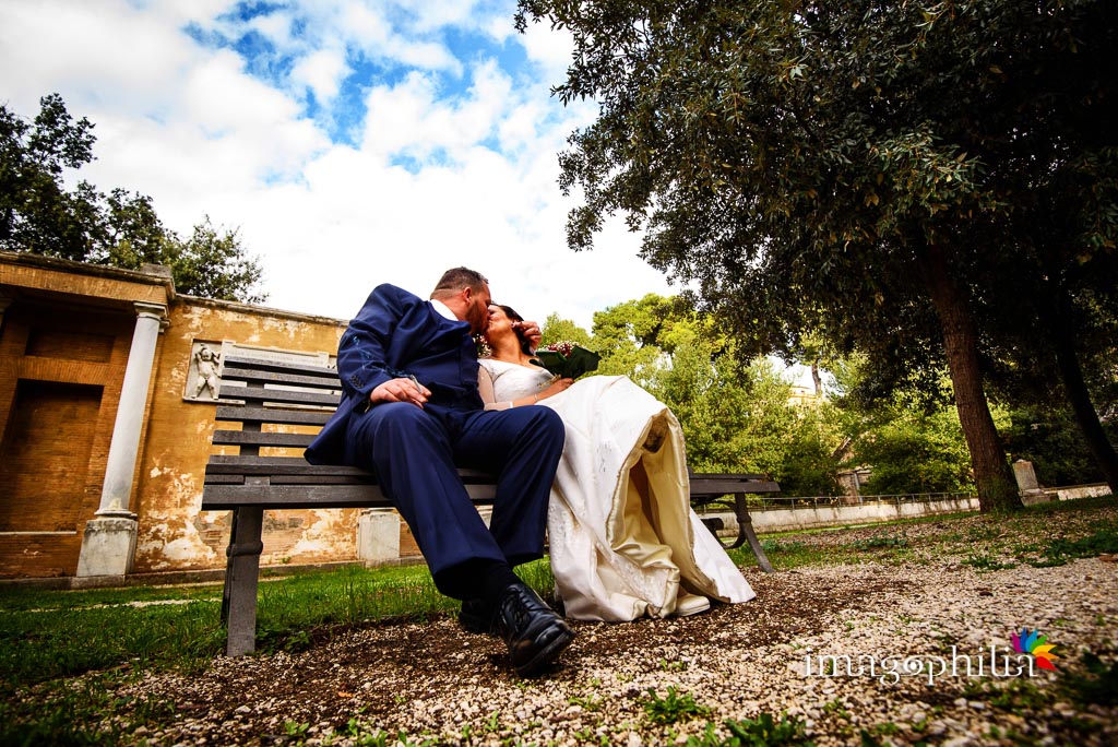 Momenti di intimità tra gli sposi a Villa Torlonia, Roma