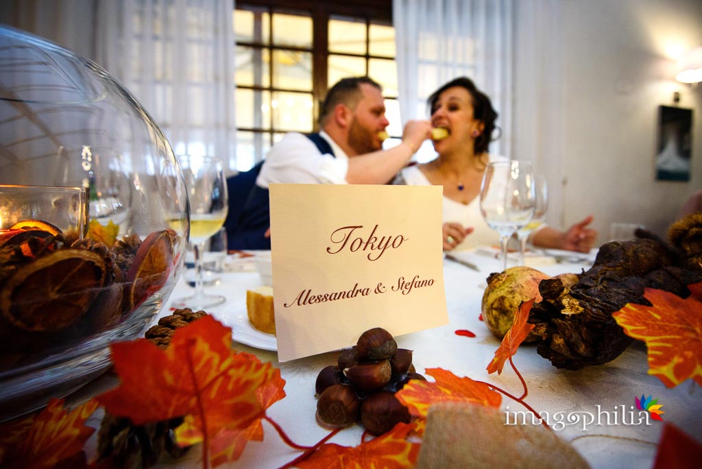 Gli sposi si imboccano al ricevimento di matrimonio presso il New Green Hill di Roma Gli sposi si imboccano al ricevimento di matrimonio presso il New Green Hill di Roma