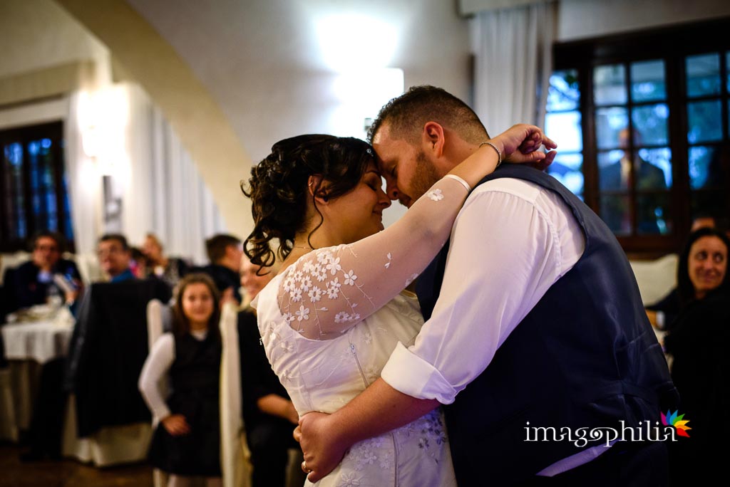 Primo ballo tra gli sposi al ricevimento di matrimonio presso il New Green Hill di Roma Primo ballo tra gli sposi al ricevimento di matrimonio presso il New Green Hill di Roma