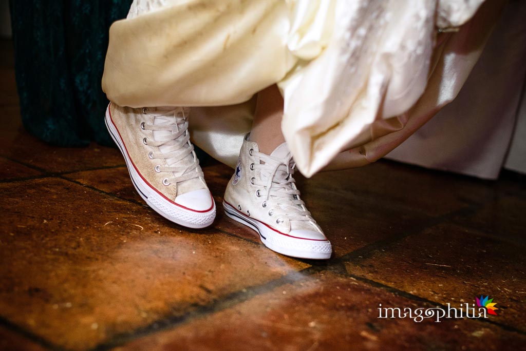 Le immancabili Converse durante i balli al ricevimento di matrimonio presso il New Green Hill di Roma Le immancabili Converse durante i balli al ricevimento di matrimonio presso il New Green Hill di Roma