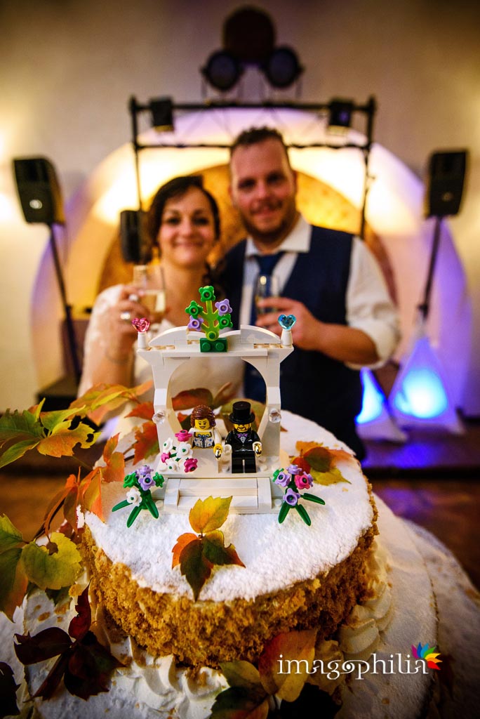 Taglio della torta al termine del ricevimento di matrimonio presso il New Green Hill di Roma Taglio della torta al termine del ricevimento di matrimonio presso il New Green Hill di Roma