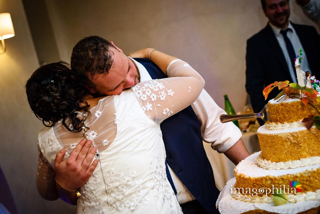 Abbraccio dopo il taglio della torta al termine del ricevimento di matrimonio presso il New Green Hill di Roma Abbraccio dopo il taglio della torta al termine del ricevimento di matrimonio presso il New Green Hill di Roma