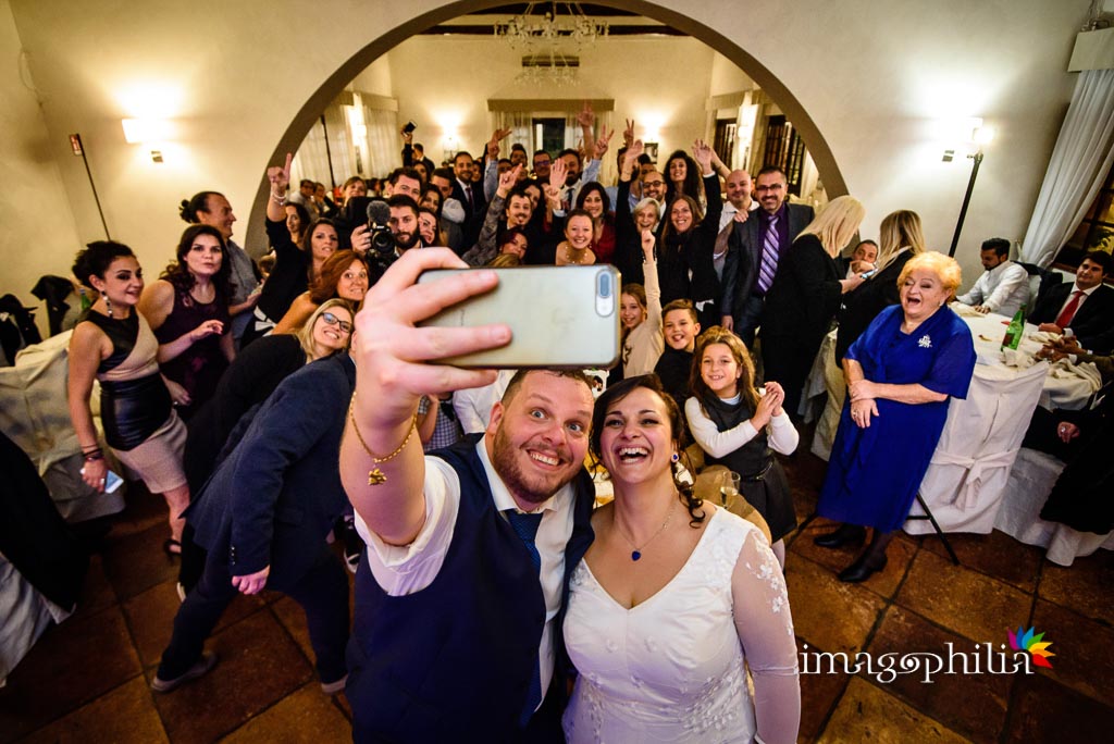 Megaselfie dopo il taglio della torta al termine del ricevimento di matrimonio presso il New Green Hill di Roma Megaselfie dopo il taglio della torta al termine del ricevimento di matrimonio presso il New Green Hill di Roma