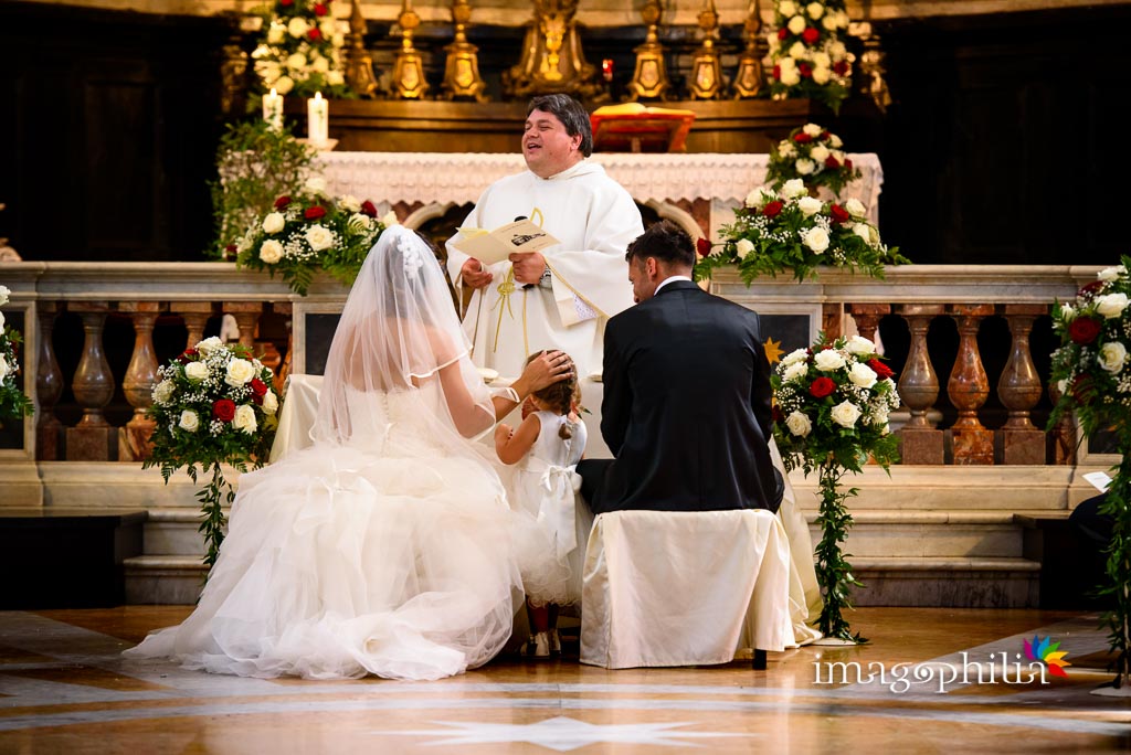 Gli sposi insieme alla figlia durante il matrimonio nella Chiesa di Santa Maria Assunta in Cielo ad Ariccia