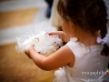 La figlia degli sposi porta le fedi durante il matrimonio nella Chiesa di Santa Maria Assunta in Cielo ad Ariccia