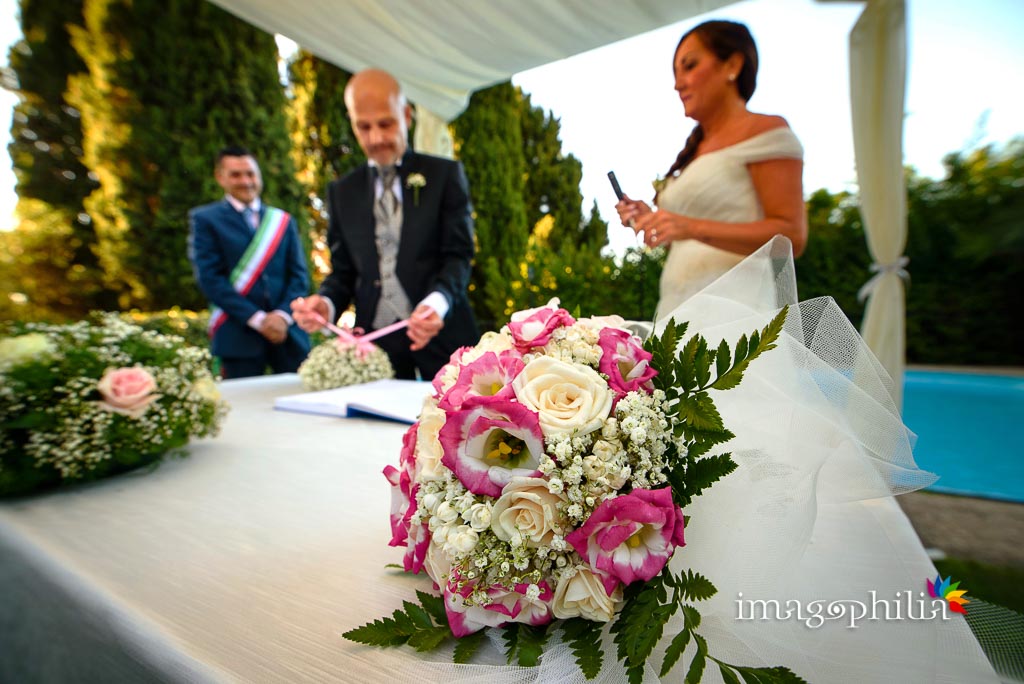 Dettaglio del bouquet, subito prima dello scambio degli anelli nuziali, durante il matrimonio a Villa Pocci
