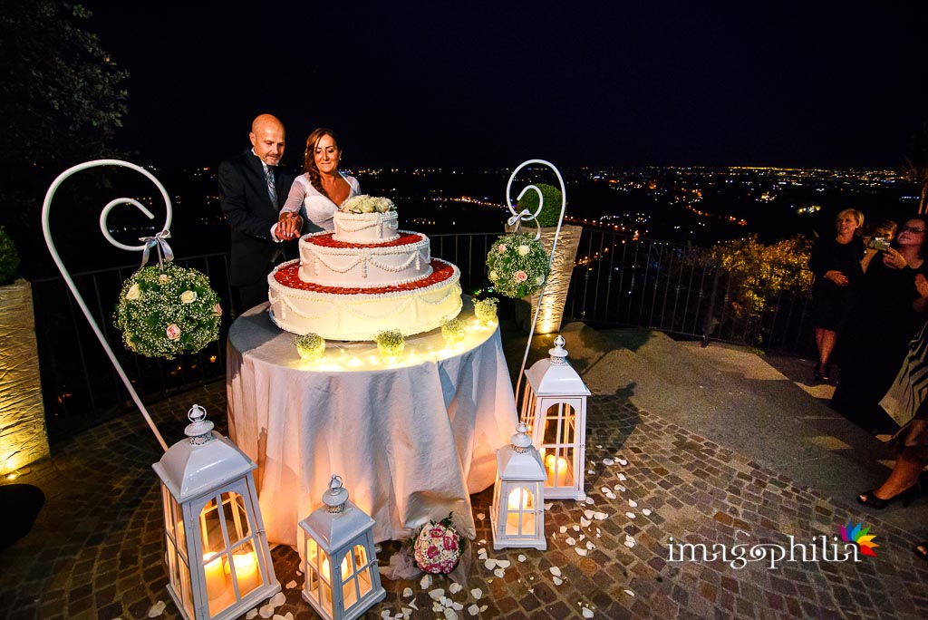 Taglio della torta nuziale al termine del ricevimento di matrimonio a Villa Pocci / 1