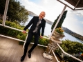 Lo sposo si si rinfresca sul balcone della suite di Villa Pocci