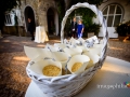 Conetti di riso a Villa Pocci lasciano intravedere l'attesa dello sposo accanto alla madre