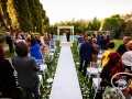 Veduta del prato, a bordo piscina, durante la celebrazione del matrimonio a Villa Pocci