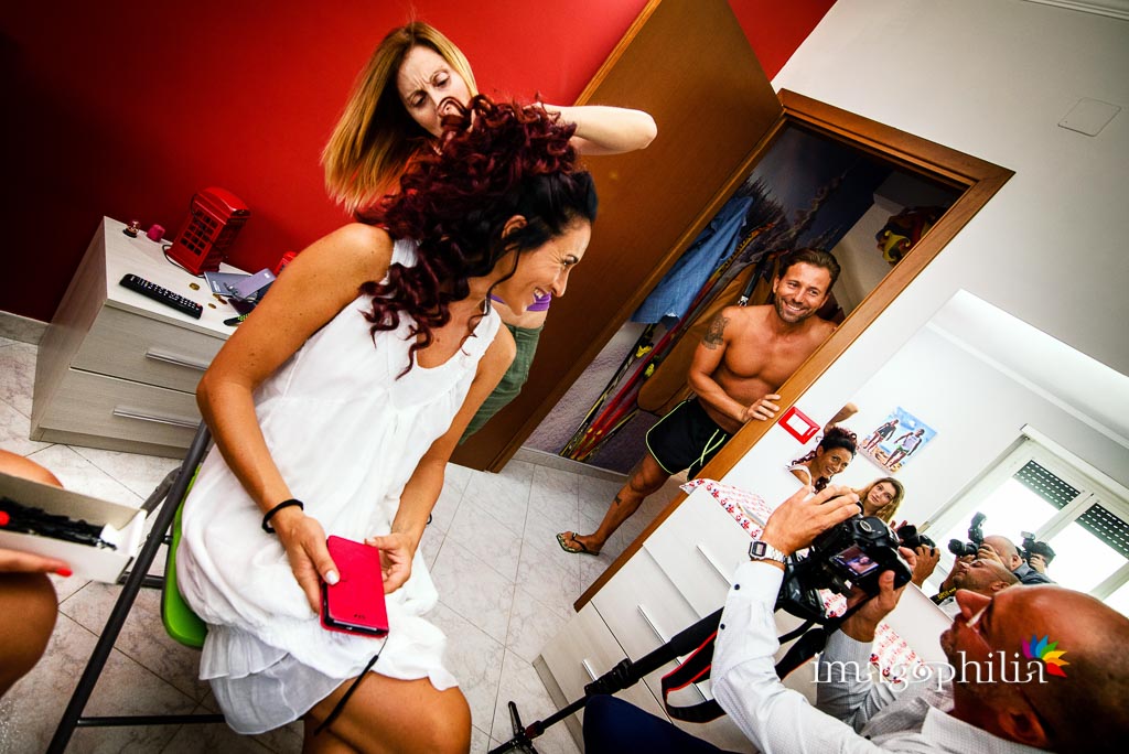 Lo sposo irrompe durante la fase di preparazione della sposa