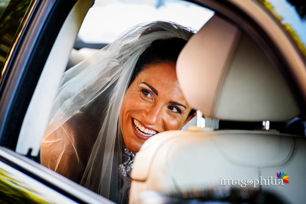 Ritratto della sposa in macchina in attesa di partire