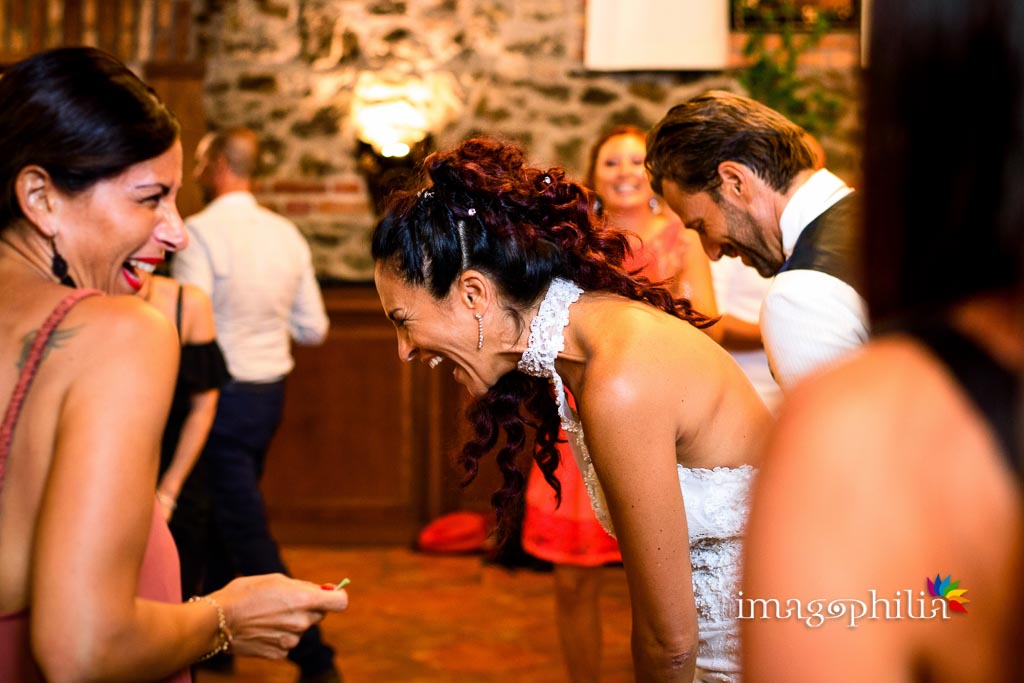 La sposa letteralmente piegata dalle risate durante il ricevimento di nozze a La Collinetta Eventi di Vermicino (Roma)