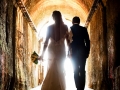 Subito dopo il matrimonio, gli sposi escono dalla grotta dopo l'aperitivo a La Collinetta Eventi di Vermicino (Roma)