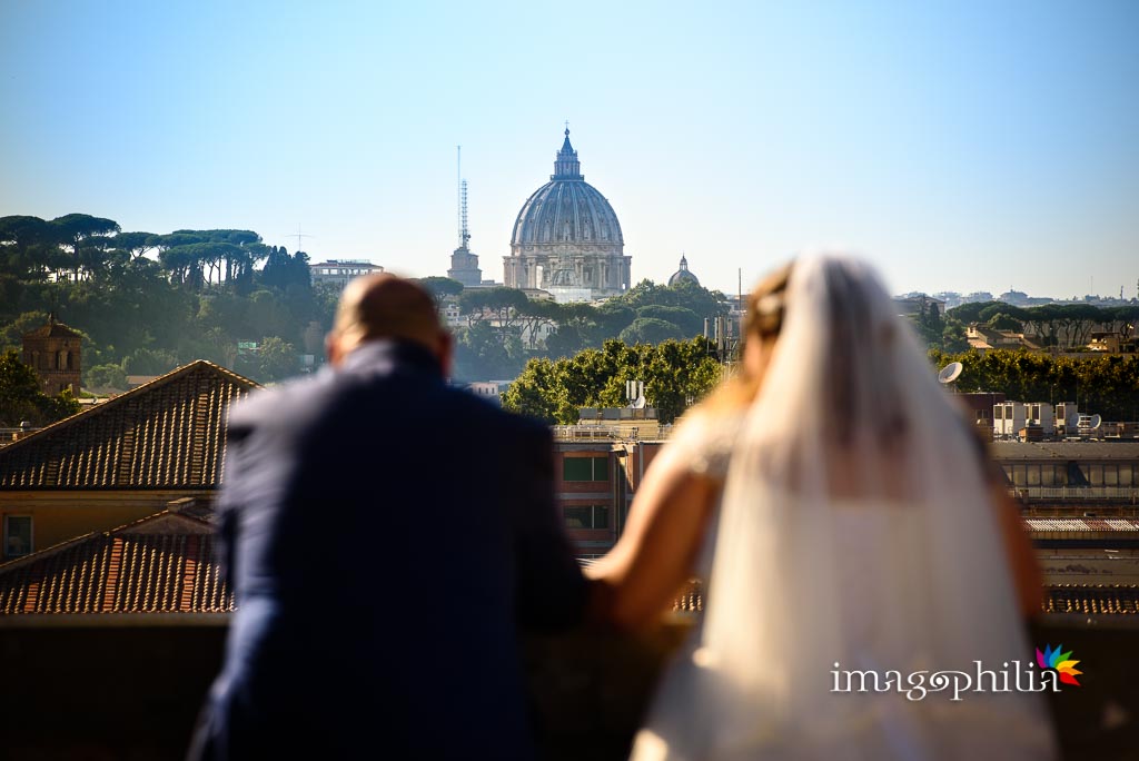Foto matrimonio nella chiesa dei lampadari a Roma
