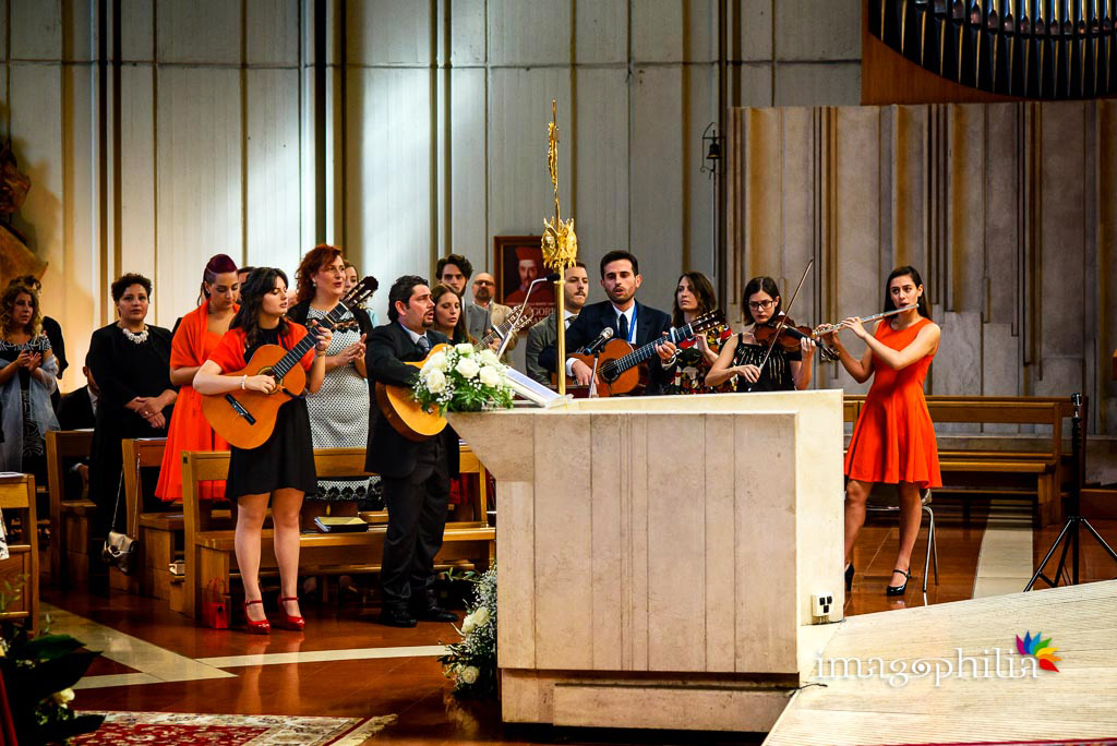 I musicisti durante il rito neocatecumenale nella Chiesa di San Gregorio Barbarigo, Roma Eur