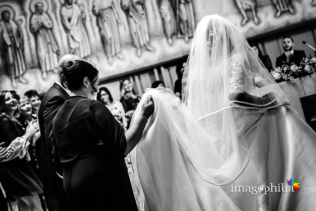 Danza finale intorno alla mensa al termine del matrimonio neocatecumenale nella Chiesa di San Gregorio Barbarigo, Roma Eur / 2