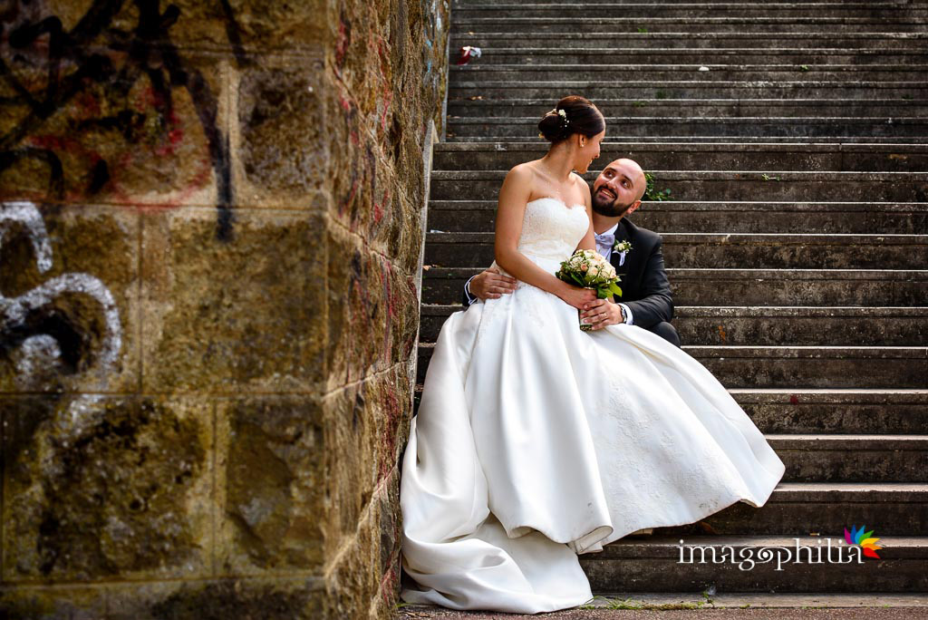 Gli sposi accoccolati su una scalinata accanto al laghetto dell'Eur a Roma / 2