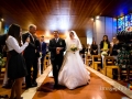 La sposa con il papà attraversa la navata della Chiesa di San Gregorio Barbarigo, Roma Eur