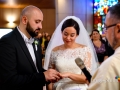 Scambio degli anelli nuziali durante il matrimonio nella Chiesa di San Gregorio Barbarigo, Roma Eur