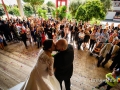 Bacio tra gli sposi, al termine del matrimonio, subito fuori dalla Chiesa di San Gregorio Barbarigo, Roma Eur