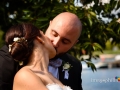 Bacio tra gli sposi in riva al laghetto dell'Eur a Roma